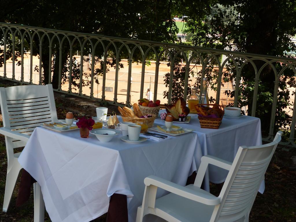 Logis Hotel Restaurant La Tour De Ciron Carmaux 객실 사진