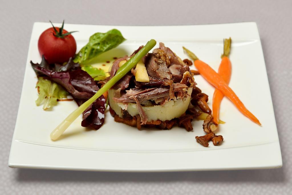 Logis Hotel Restaurant La Tour De Ciron Carmaux 외부 사진