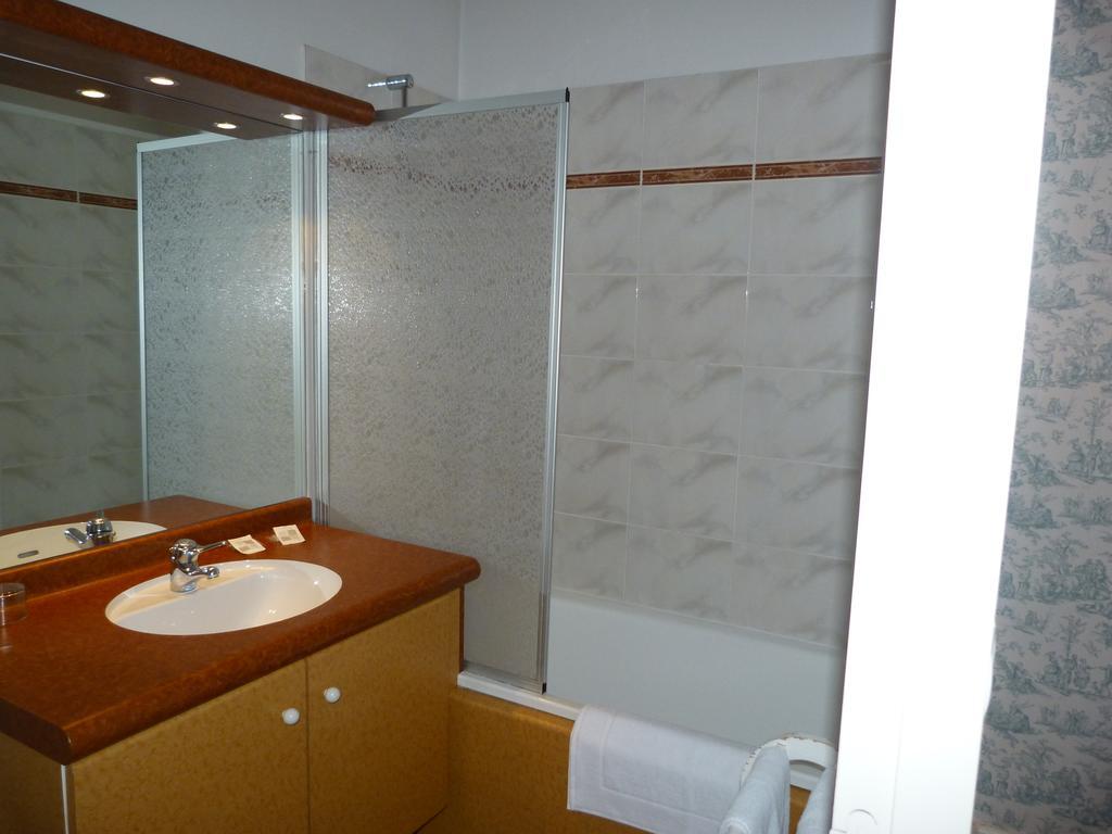 Logis Hotel Restaurant La Tour De Ciron Carmaux 객실 사진