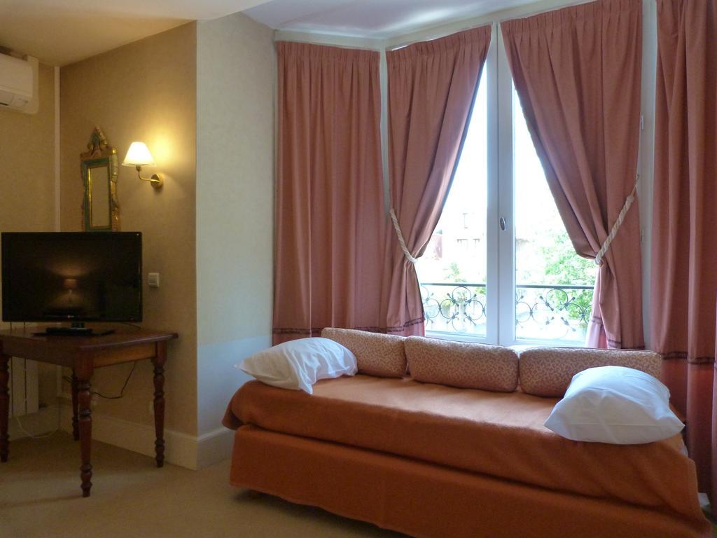 Logis Hotel Restaurant La Tour De Ciron Carmaux 객실 사진