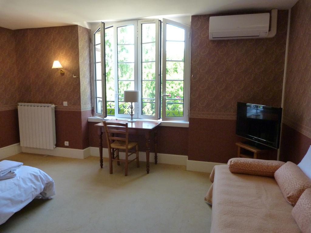 Logis Hotel Restaurant La Tour De Ciron Carmaux 객실 사진