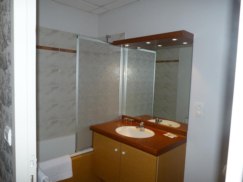 Logis Hotel Restaurant La Tour De Ciron Carmaux 객실 사진