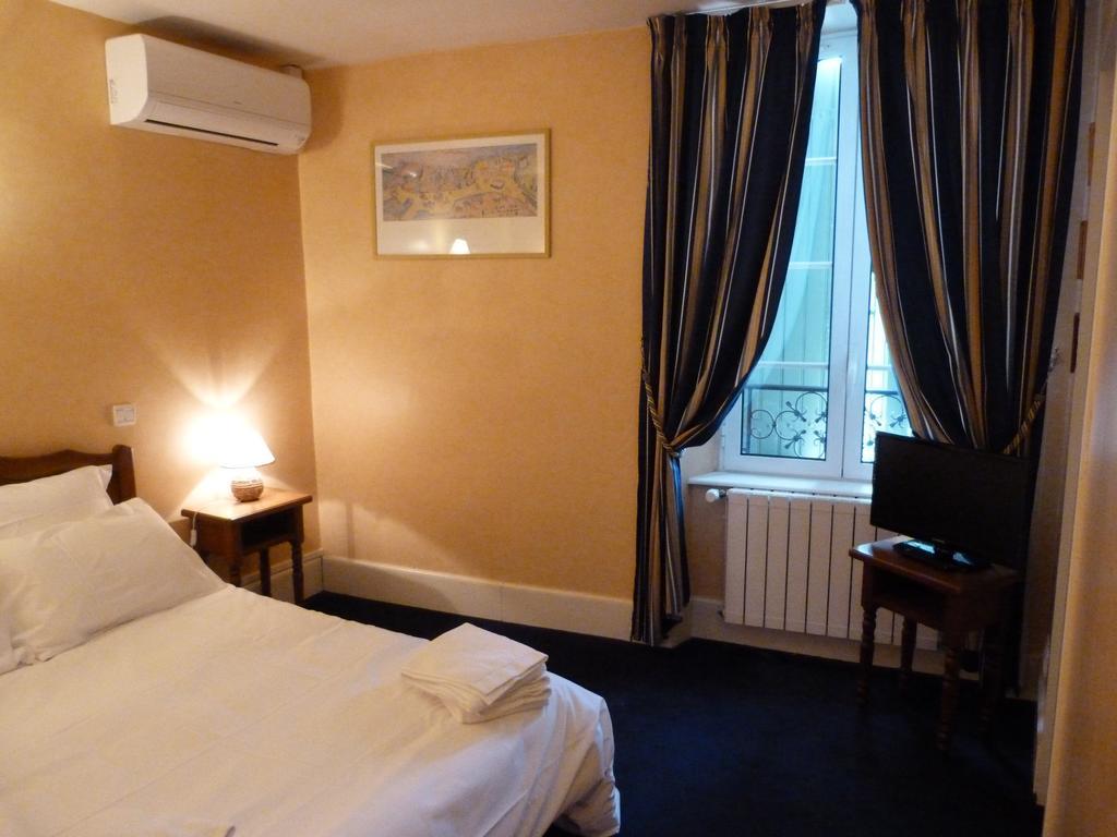 Logis Hotel Restaurant La Tour De Ciron Carmaux 객실 사진