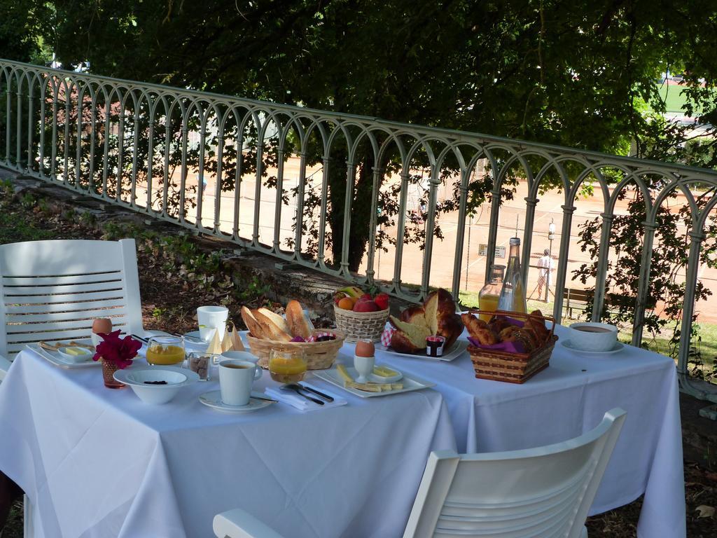 Logis Hotel Restaurant La Tour De Ciron Carmaux 객실 사진