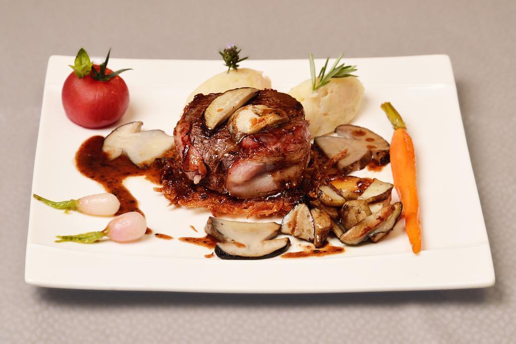 Logis Hotel Restaurant La Tour De Ciron Carmaux 외부 사진